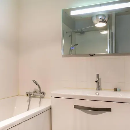 Amazing Premium Flat, Fantastic Location, 1290 Sqf 아파트 *